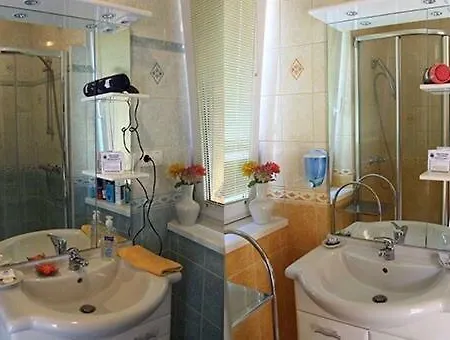 Guest house Kenezy Lux Vendeghaz 3*